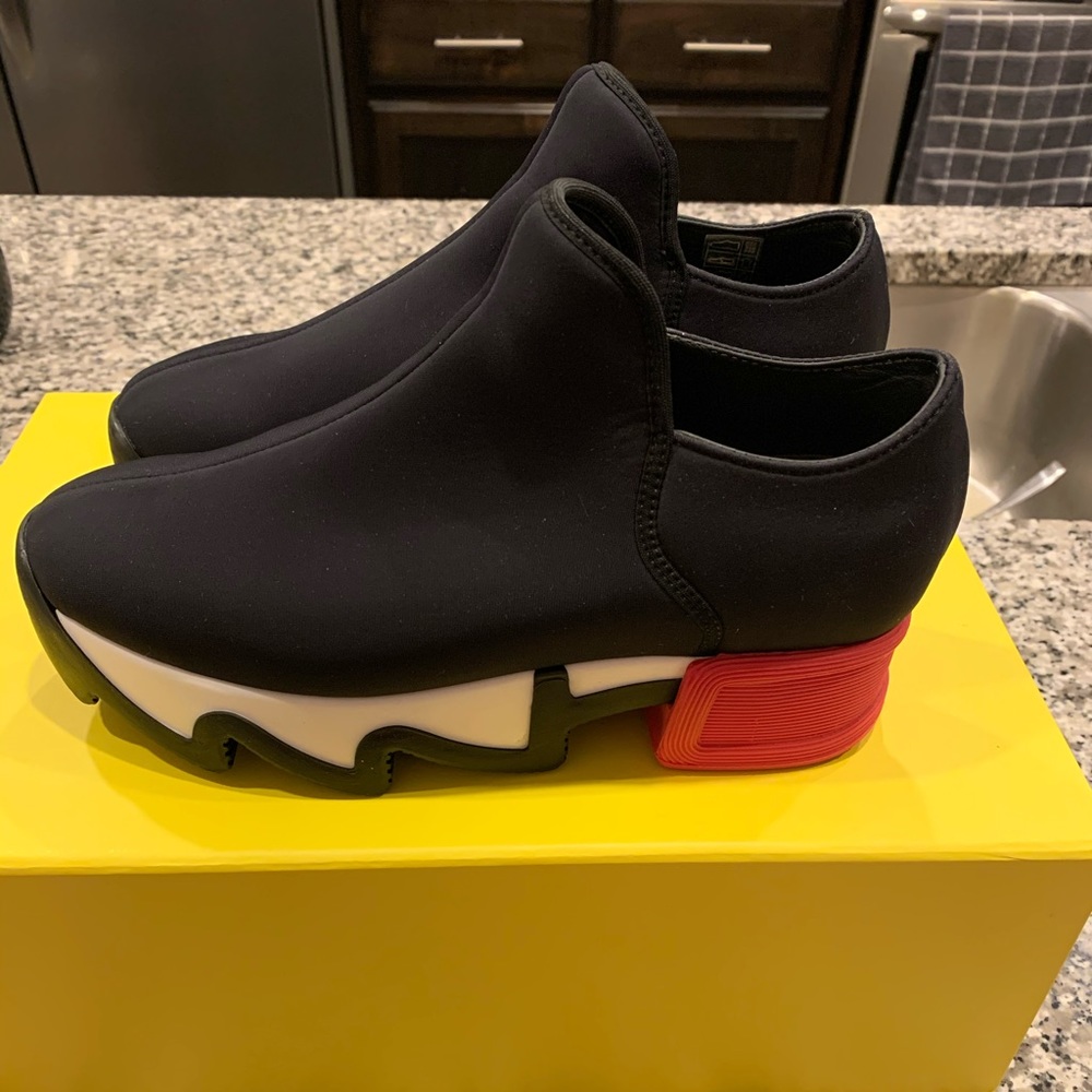 iRi sneaker .size 7.5